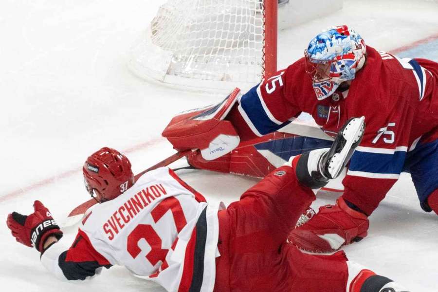 Hokeiści Carolina Hurricanes bliżej wielkiego finału. Ważny gol Swiecznikowa