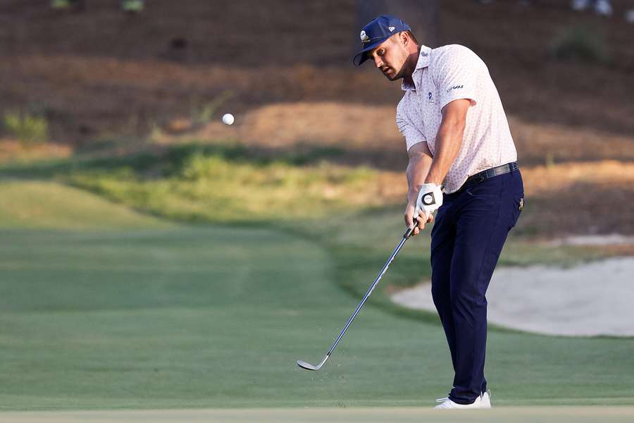 Bryson DeChambeau staat met nog één dag te gaan op een score van -7