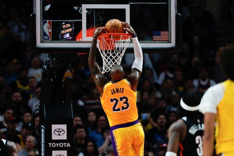 LeBron dunks during the second quarter