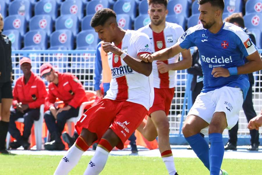Duelo de históricos no Restelo