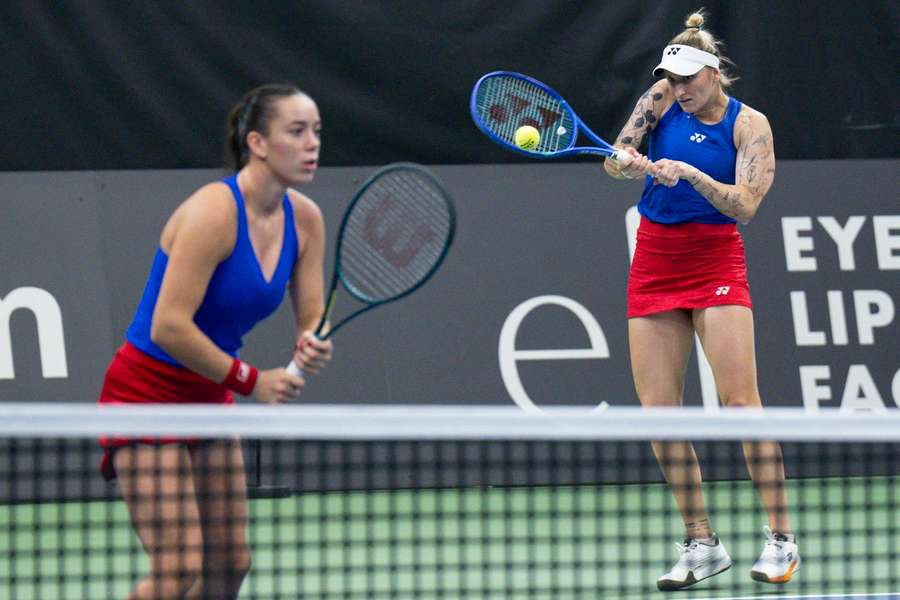 Vondroušová s Valentovou během zápasu se Švýcarskem. Vondroušová s Valentovou během zápasu se Švýcarskem.
