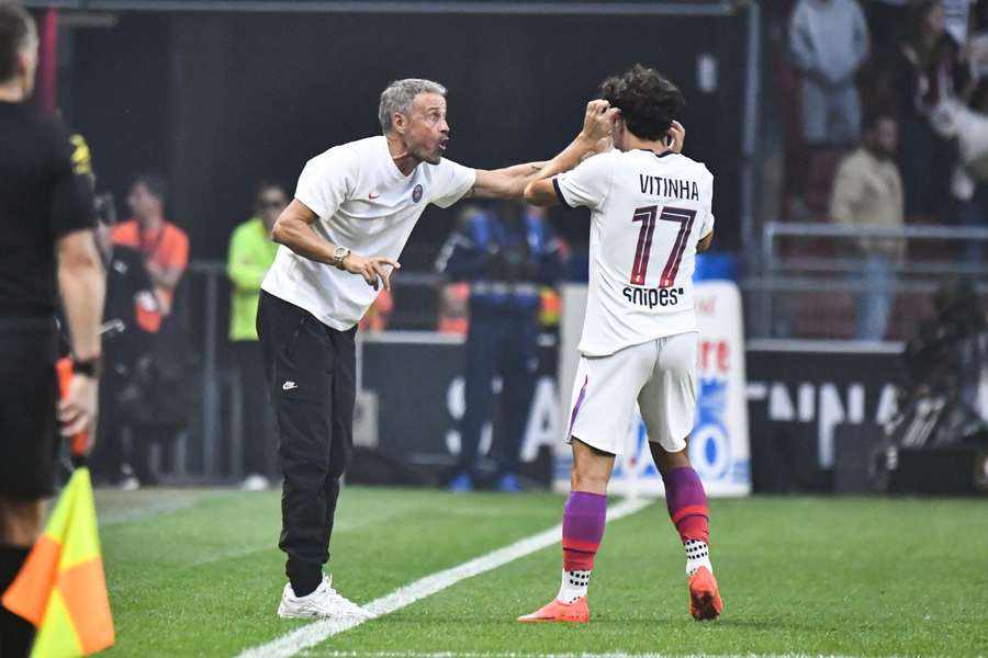 Luis Enrique y Vitinha durante el partido Rennes-PSG.