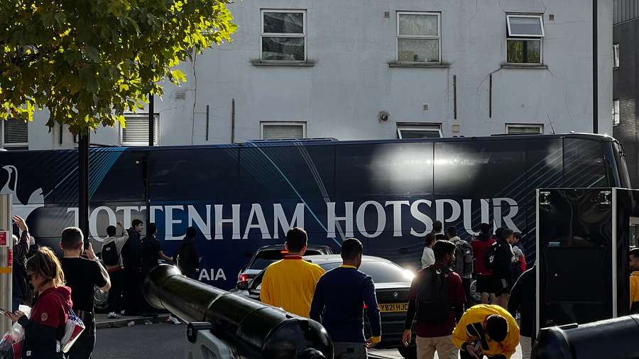 Autobus s hráči Tottenhamu odjíždí z derby.