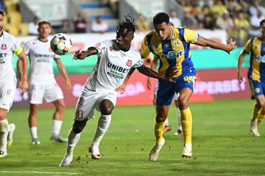 Nana Kwame Antwi si Cedric Benjamin Roche Yohan în meciul dintre Petrolul Ploiesti si FC Hermannstadt