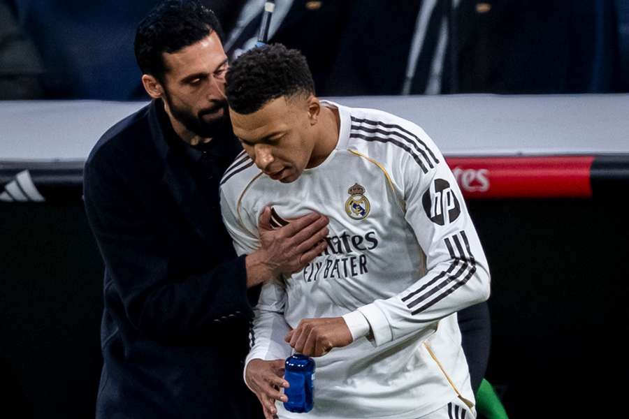 Arbeloa orienta Mbappé antes de entrada em campo Arbeloa orienta Mbappé antes de entrada em campo