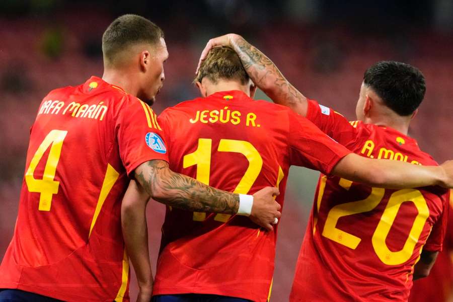 Rafa Marín, Jesús Rodríguez y Alberto Moleiro celebran un gol de la sub 21