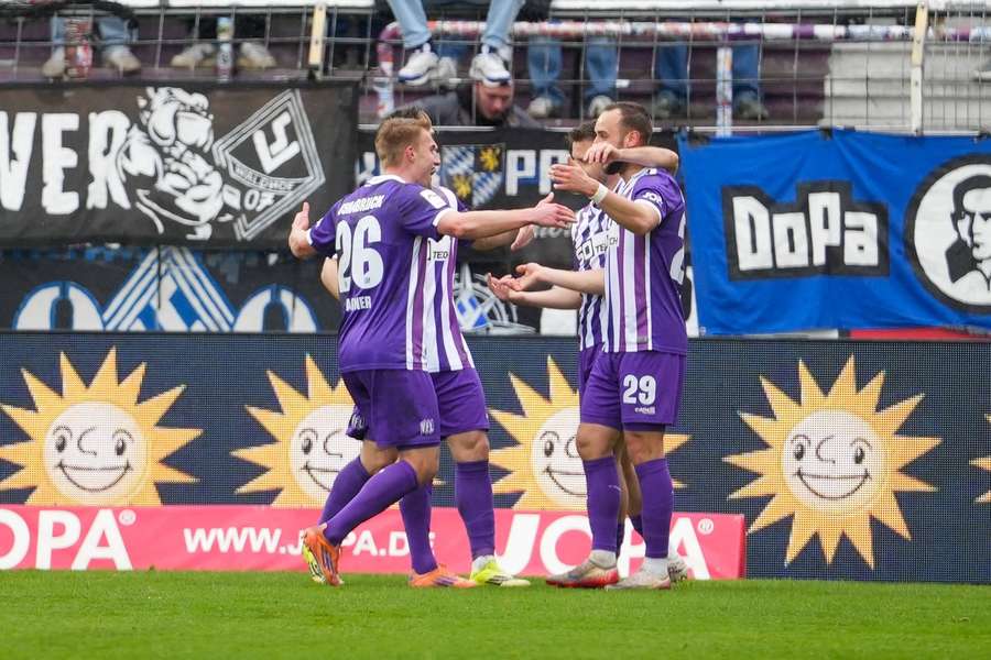 Der VfL Osnabrück hat seine Tabellenführung in der 3. Fußball-Liga ausgebaut. 