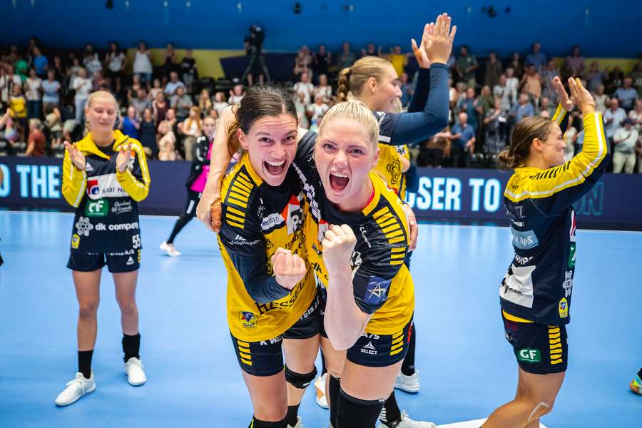  Ikast Håndbolds Stine Skogrand (7) og Ikast Håndbolds Sarah Aaberg Iversen (11) jubler efter Champions League kampen