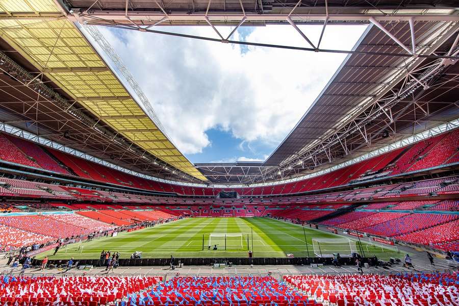 Arsenal e Manchester City medem forças no primeiro troféu da época