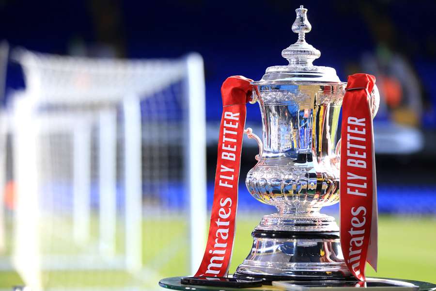 Trofeul FA Cup înaintea meciului din turul al patrulea al Emirates FA Cup dintre Ipswich Town și Maidstone United. 