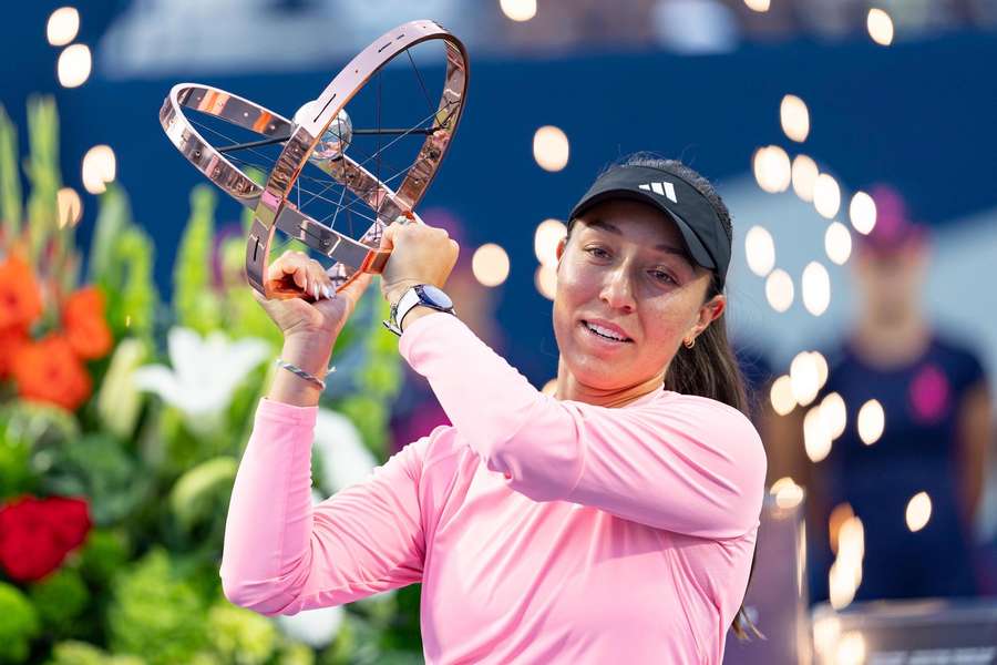 Jessica Pegulová s trofejou pre víťazku turnaja WTA 1000 v Toronte.