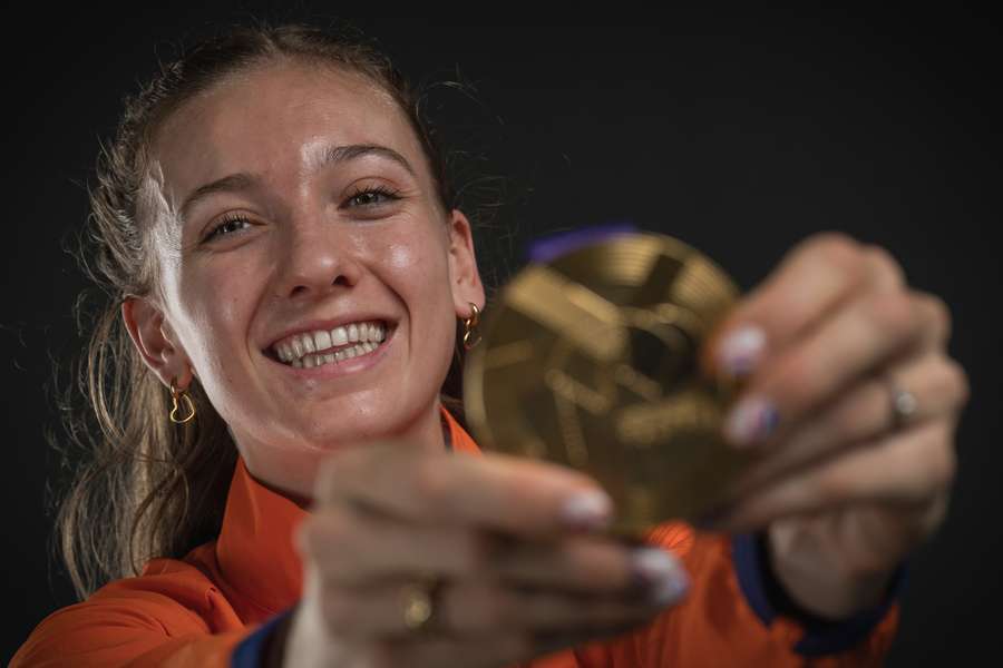 Femke Bol poses with her medal for the women's 400m hurdles final at the 2024 World Championships