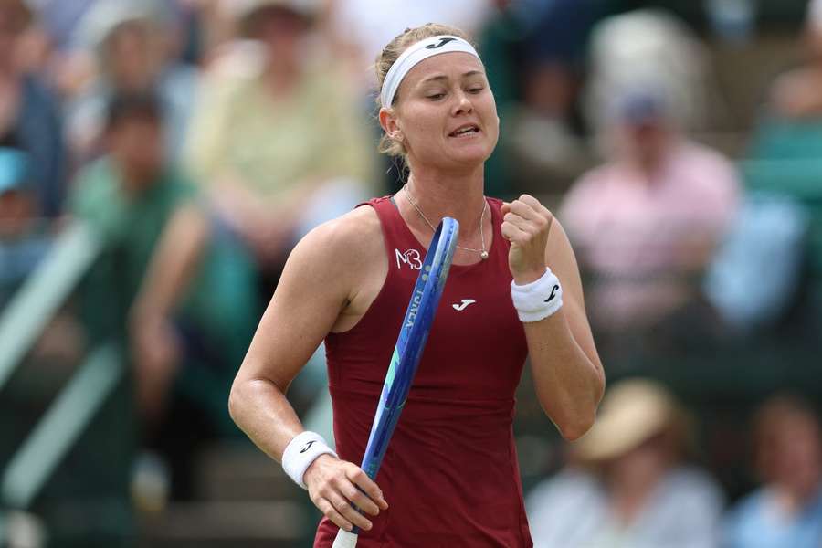 Bouzková ovládla derby s Karolínou Plíškovou. Bouzková ovládla derby s Karolínou Plíškovou.