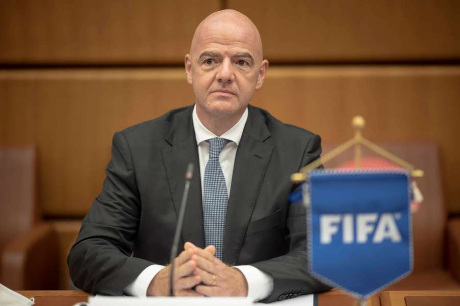 FIFA ma kłopoty, Infantino reaguje. KMŚ wciąż bez nadawców, baz i sponsorów