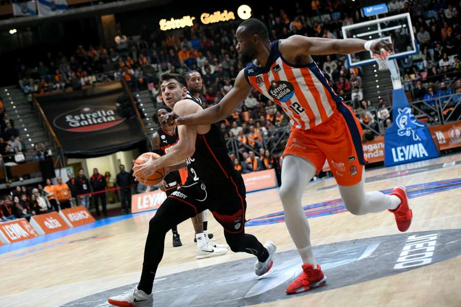 Máximo Fjellerup ante Atoumane Diagne, en el Leyma Coruña-Girona