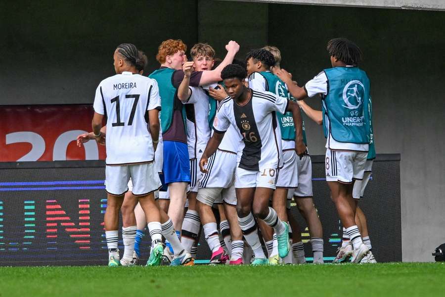 Die Spieler der deutsche U17 feiern den Einzug ins Finale.