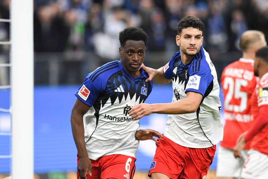 Albert Sambi Lokonga (l.) erzielte sein erstes Tor im HSV-Trikot