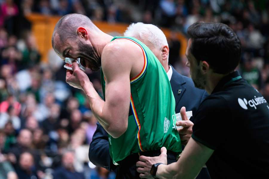 Pau Ribas, retirándose con la nariz rota Pau Ribas, retirándose con la nariz rota