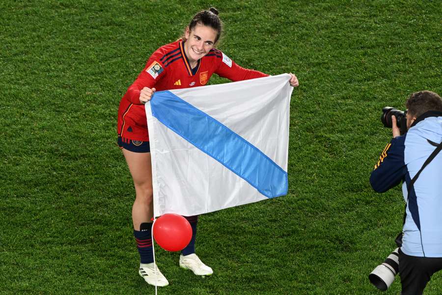 Teresa Abelleira con la bandera de Galicia.