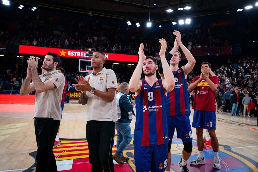 Los jugadores del Barça aplauden a su público tras la victoria