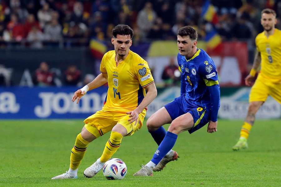 Bosnia a învins România la București, scor 1-0, în prima etapă a preliminariilor pentru Cupa Mondială (Photo: Ianis Hagi vs. Benjamin Tahirovic)
Bosnia a învins România la București, scor 1-0, în prima etapă a preliminariilor pentru Cupa Mondială (Photo: Ianis Hagi vs. Benjamin Tahirovic)