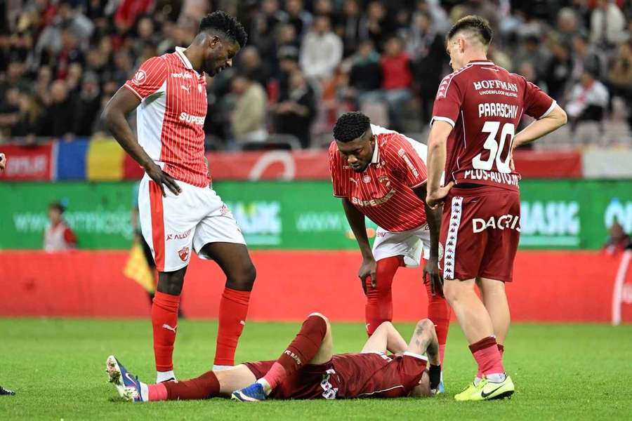 Claudiu Petrila s-a accidentat în derby-ul Dinamo - Rapid, în urma unui duel cu Kennedy Boateng