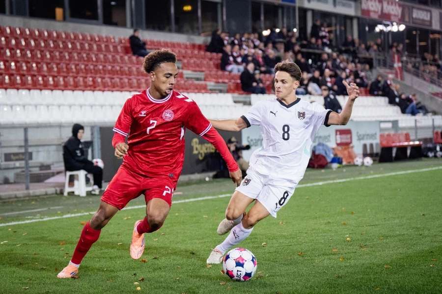 Konkurence pro Karabce? Lyon touží po dánském talentu (vlevo).