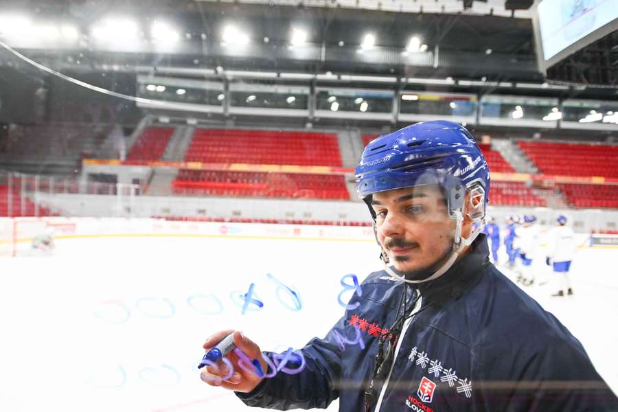 Tréner Dendis počas tréningu.