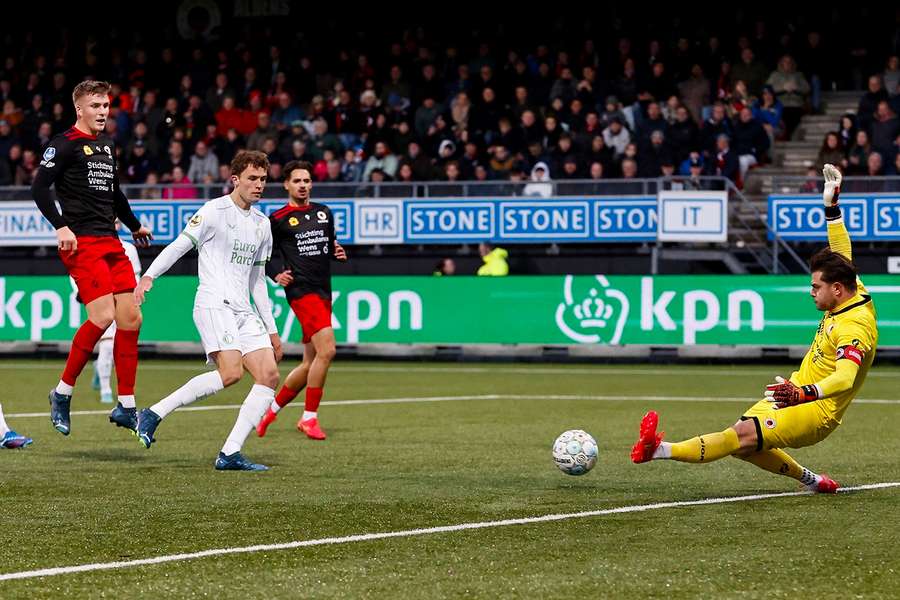 Stijn van Gassel verricht op het kunstgras van Excelsior een redding tegen Feyenoord