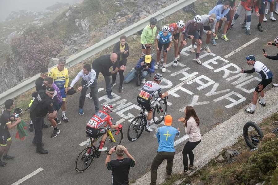 João Almeida sofreu uma queda que envolveu cerca de três dezenas de ciclistas a 40 quilómetros da meta João Almeida sofreu uma queda que envolveu cerca de três dezenas de ciclistas a 40 quilómetros da meta