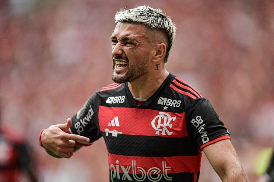 Arrascaeta fez o quarto dele com a camisa do Flamengo em duelos com o Atlético-MG