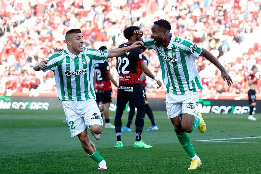 Real Betis coach Pellegrini delighted with thumping win at Vitoria; hails Isco, Bakambu