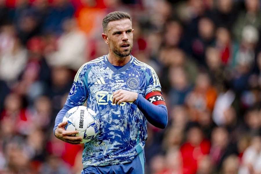 Záložník Jordan Henderson končí v Ajaxu.
