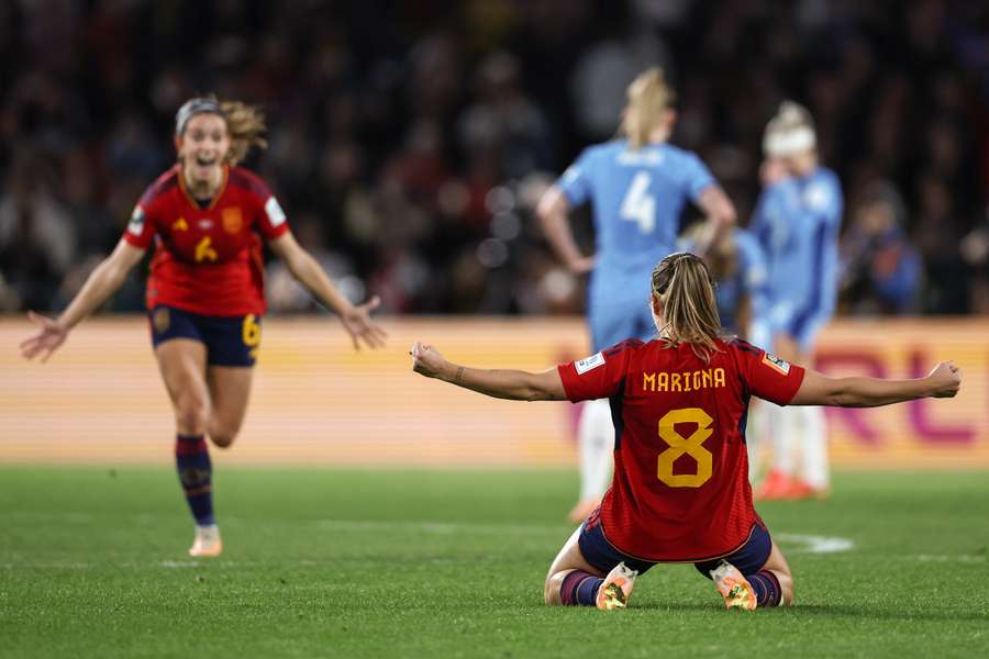 Mariona y Aitana celebran el triunfo.