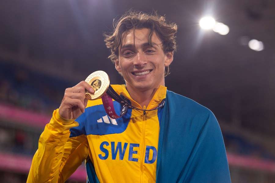 Armand Duplantis celebra a sua medalha de ouro nos Campeonatos da Europa Armand Duplantis celebra a sua medalha de ouro nos Campeonatos da Europa