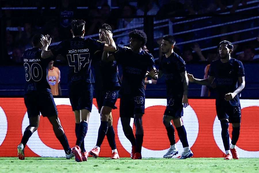 Talles Magno e Pedro Raul fizeram os gols do Corinthians