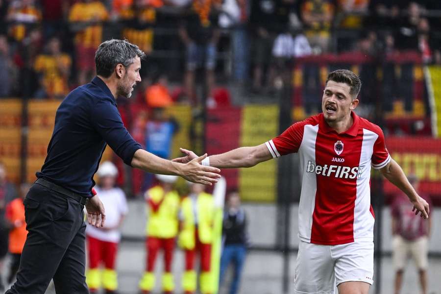 Mark Van Bommel (L) en Arbnor Muja