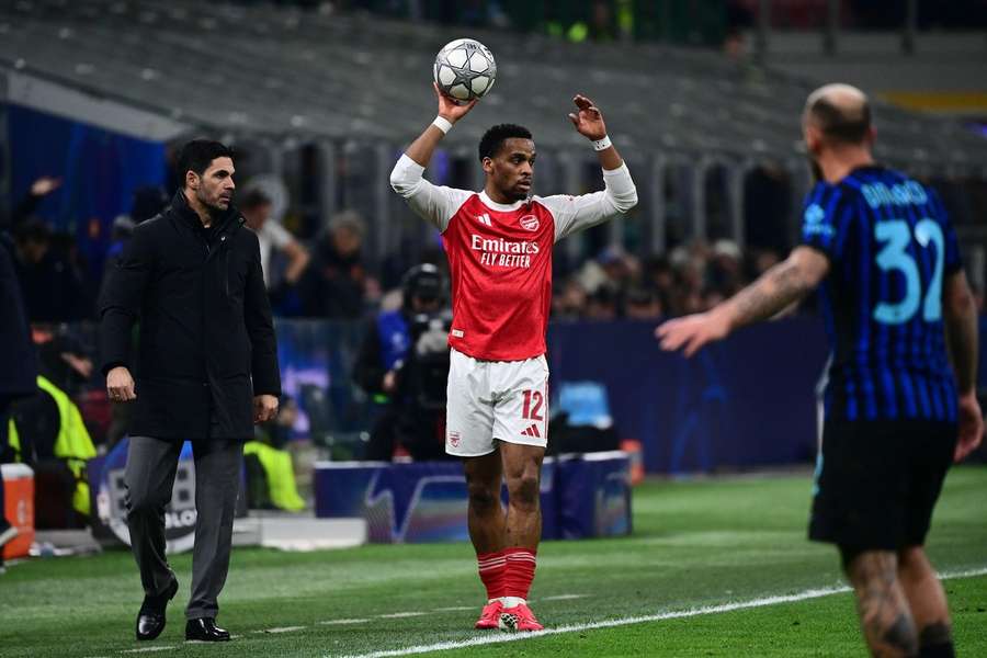 Arteta během utkání na San Siru.