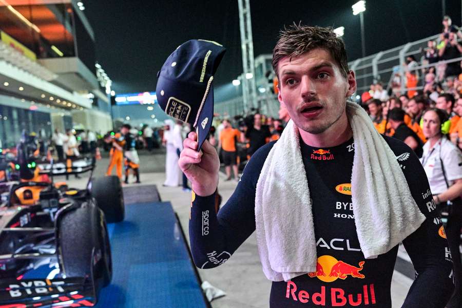 Ook Verstappen hield het niet droog tijdens de GP