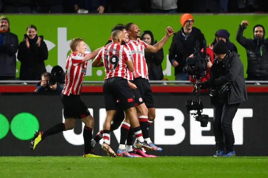 I giocatori del Brentford festeggiano il gol del momentaneo 1-0