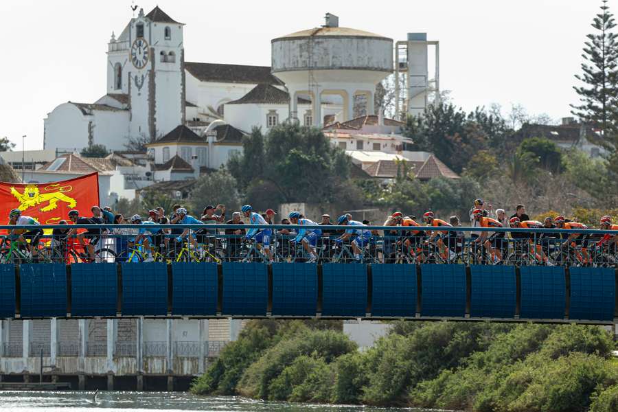 O pelotão à passagem por Tavira