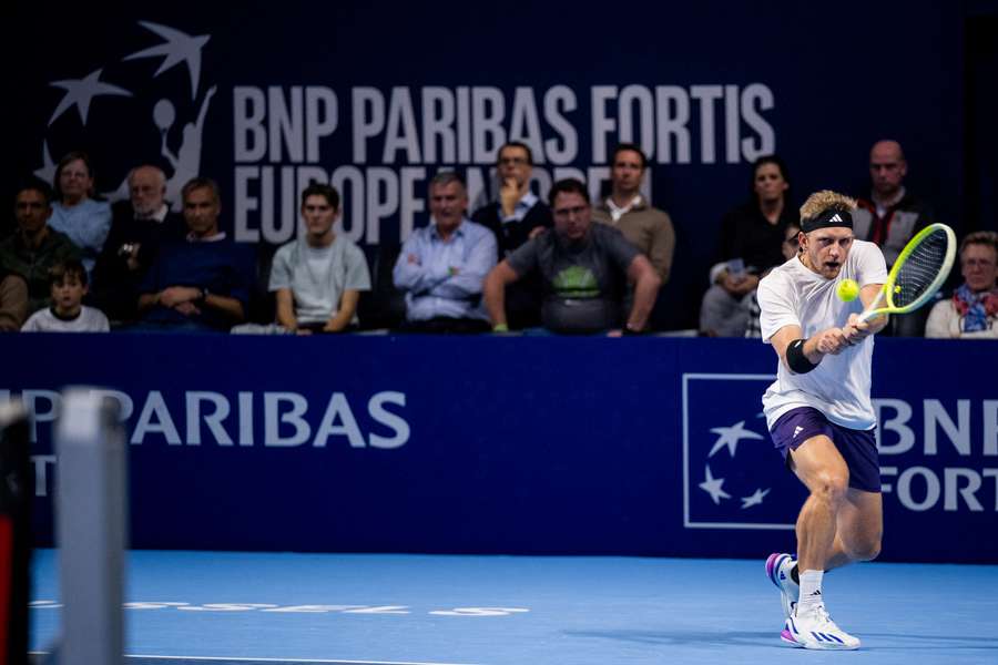 Davidovich sigue adelante en Suiza