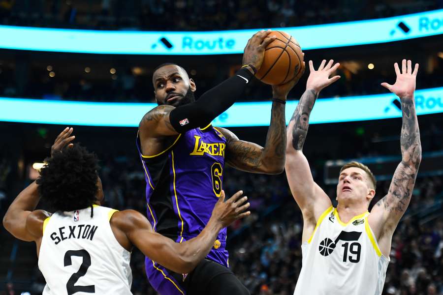 LeBron James a rimbalzo contro i Jazz