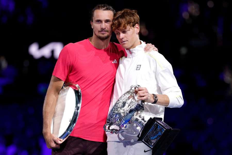 Zverev y Sinner, tras la entrega de trofeos en Melbourne
