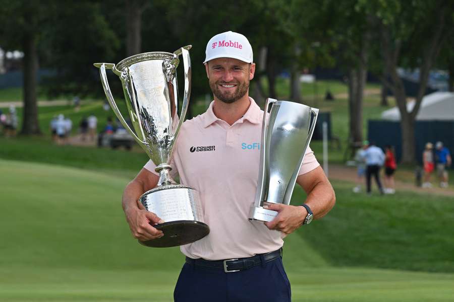 Clark mit seinen beiden Trophäen Clark mit seinen beiden Trophäen