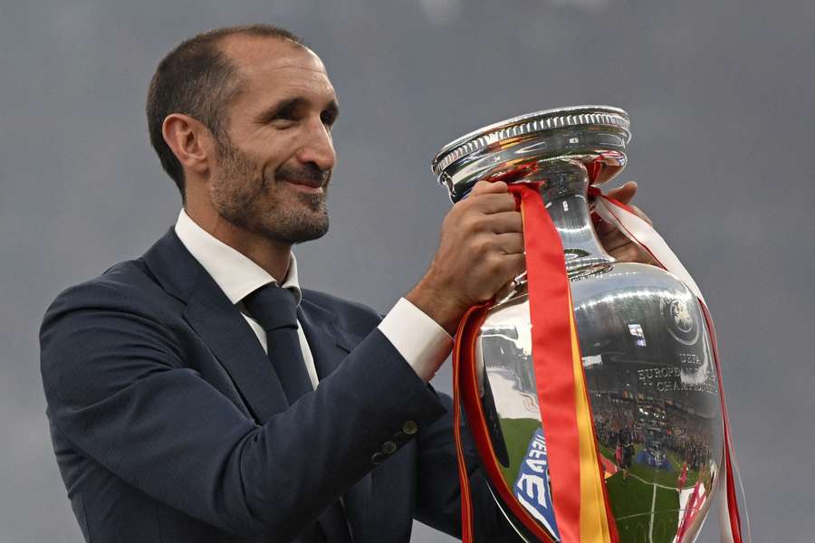 Giorgio Chiellini avec la coupe de l'Euro 2024