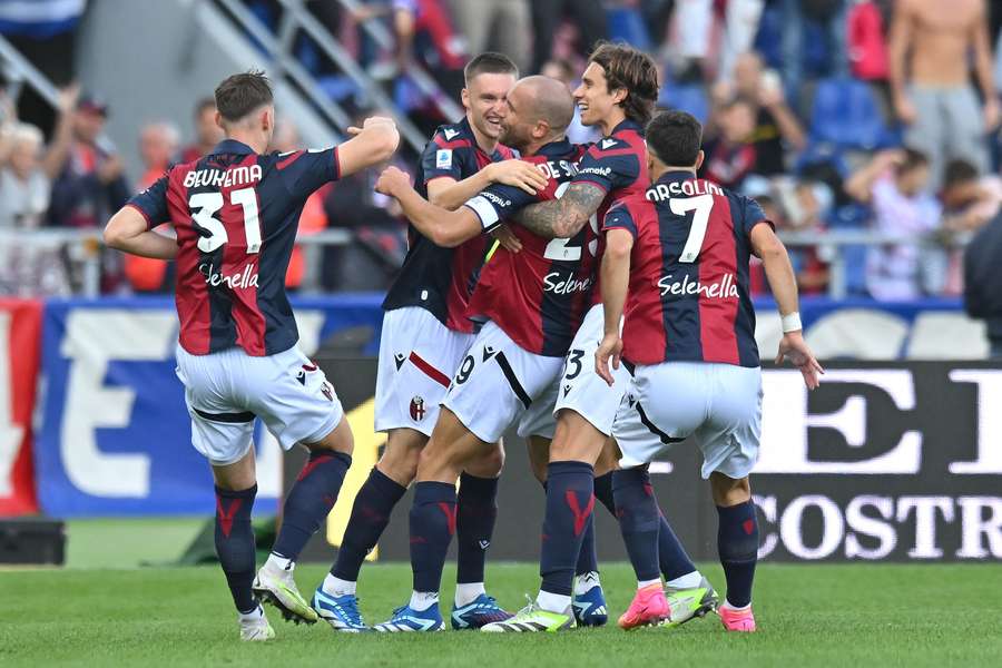 Lorenzo De Silvestri viert zijn goal met zijn ploeggenoten