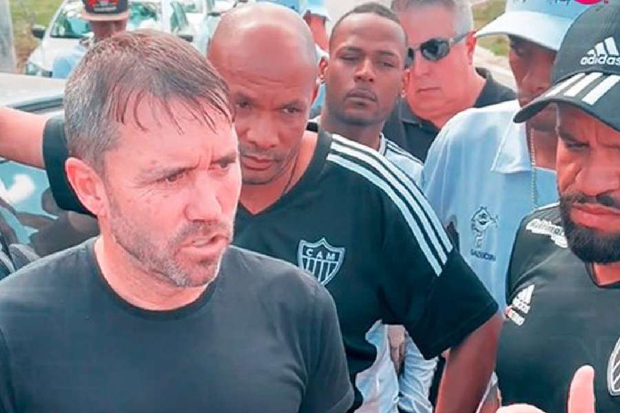 Coudet ouviu poucas e boas dos torcedores na porta da Cidade do Galo