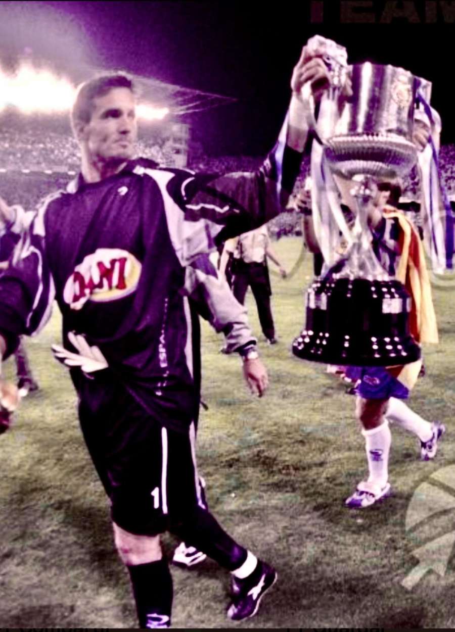 Mora, con el trofeo de la Copa del Rey ganada con el Espanyol