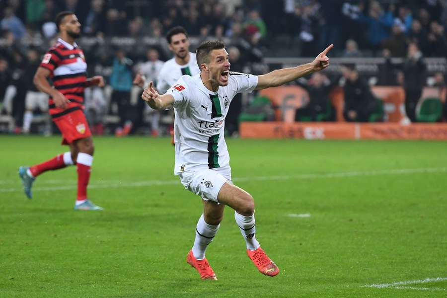 "Gladbach" vence Stuttgart e sobe para 7º no Campeonato Alemão